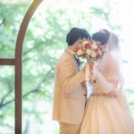 如水会館,式当日,フォト,赤白ブーケ,スナップタイム,明るい光,キスシーン